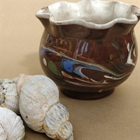 Gammel keramik skål med bølget kant brun, grøn creme dekoration